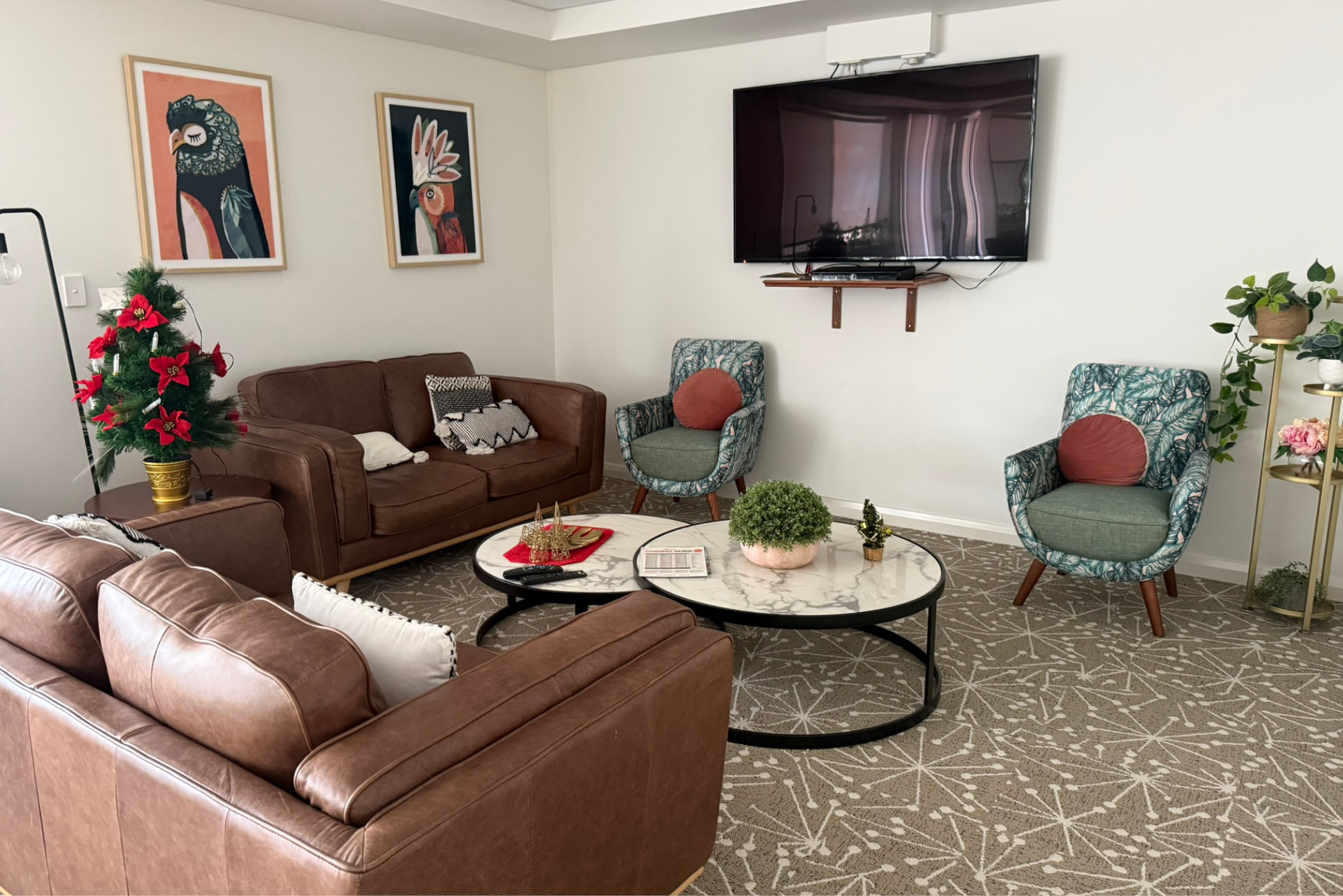 gardenia room common lounge area for independent living apartments